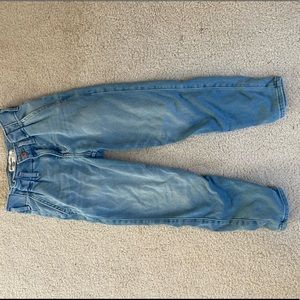 Abercrombie high rise girlfriend jeans missing belt but can use normal belt. 7/8